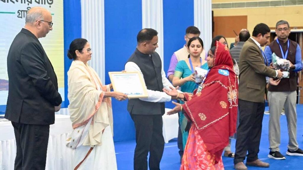ममता बनर्जी ने बांग्लार बारी आवास योजना की पहली किस्त जारी करने की घोषणा की