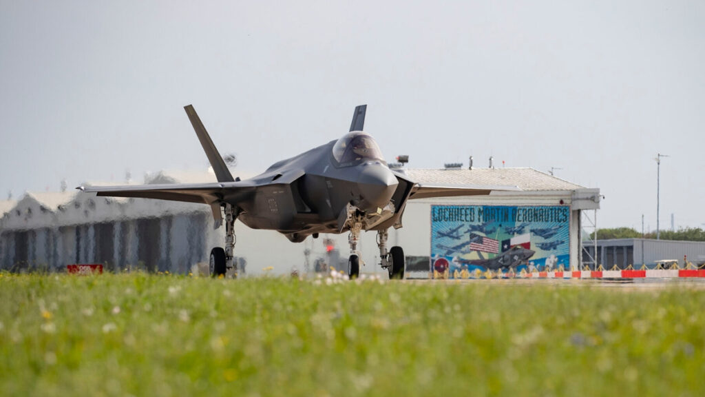 अमेरिकी नौसेना का F-35 लड़ाकू विमान कैलिफोर्निया में दुर्घटनाग्रस्त; पायलट सुरक्षित बाहर निकला