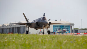 अमेरिकी नौसेना का F-35 लड़ाकू विमान कैलिफोर्निया में दुर्घटनाग्रस्त; पायलट सुरक्षित बाहर निकला