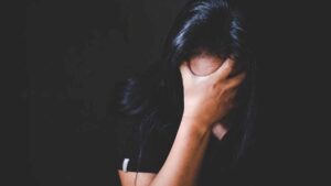पुणे में भयावह घटना: डिलीवरी एजेंट बनकर महिला से बलात्कार, बेहोश होने पर फोन से सेल्फी ली