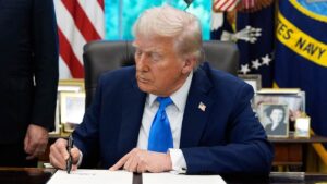 ट्रम्प ने H-1B वीज़ा पर 100,000 अमेरिकी डॉलर का वार्षिक शुल्क लगाया; इसका अमेरिका में भारतीय श्रमिकों पर क्या प्रभाव पड़ेगा?