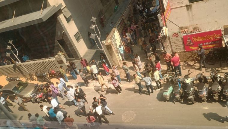 कोलकाता में 5.4 तीव्रता के भूकंप के झटके, लोग घबराए