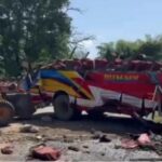 जम्मू-कश्मीर के उधमपुर में पहाड़ी पर तीखा मोड़ लेते समय यात्री बस खाई में गिरी; 15 लोगों की मौत।