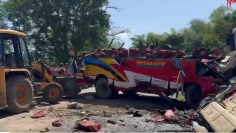 जम्मू-कश्मीर के उधमपुर में पहाड़ी पर तीखा मोड़ लेते समय यात्री बस खाई में गिरी; 15 लोगों की मौत।