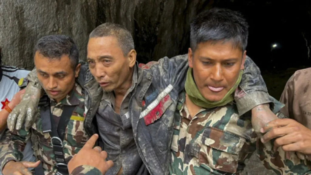 नेपाल बाढ़ का चमत्कार: 10 दिन बाद मलबे से जिंदा निकाली गई 64 वर्षीय महिला और चीनी नागरिक