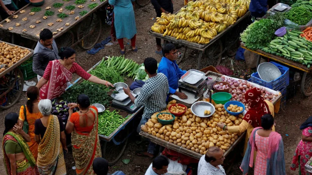 आईएमएफ (IMF) ने भारत की जीडीपी विकास दर का अनुमान बढ़ाकर 7% किया; मजबूत घरेलू मांग और सेवा क्षेत्र को बताया मुख्य कारण